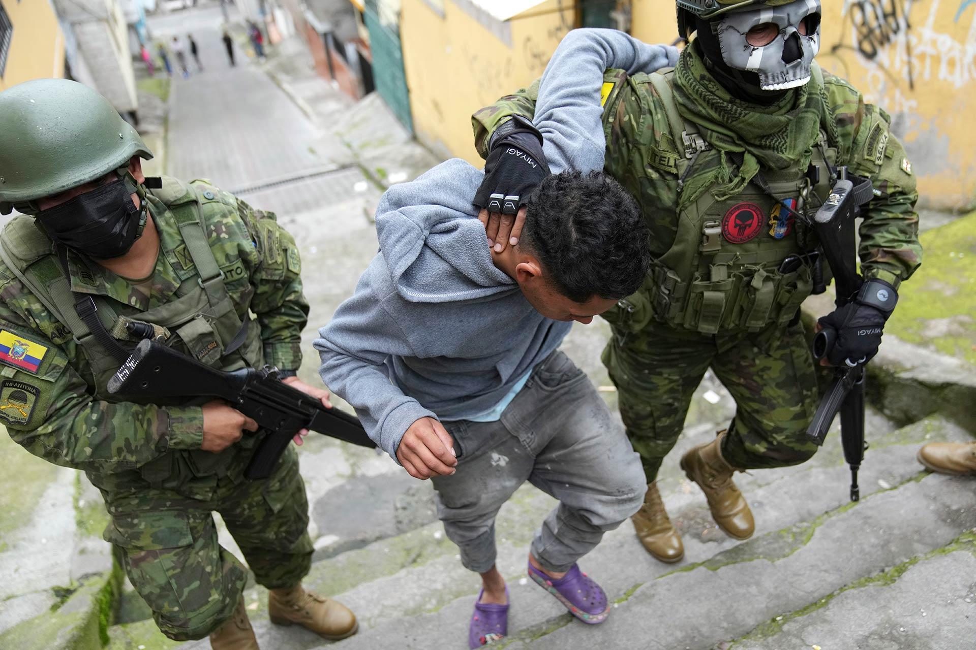 Soldados detienen a un joven en Quito, Ecuador