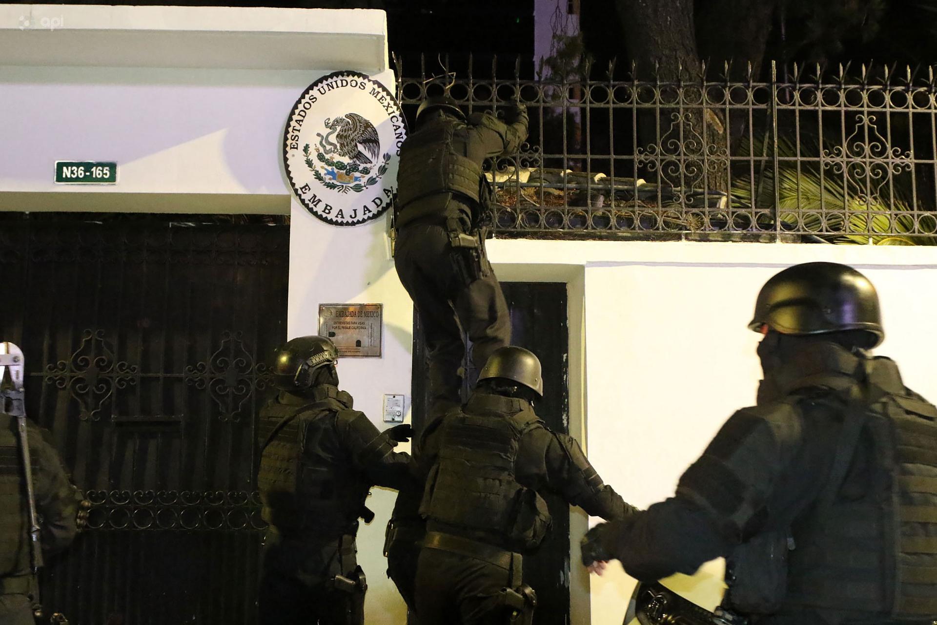 Miembros de la policía de Ecuador irrumpen la embajada de México en Quito
