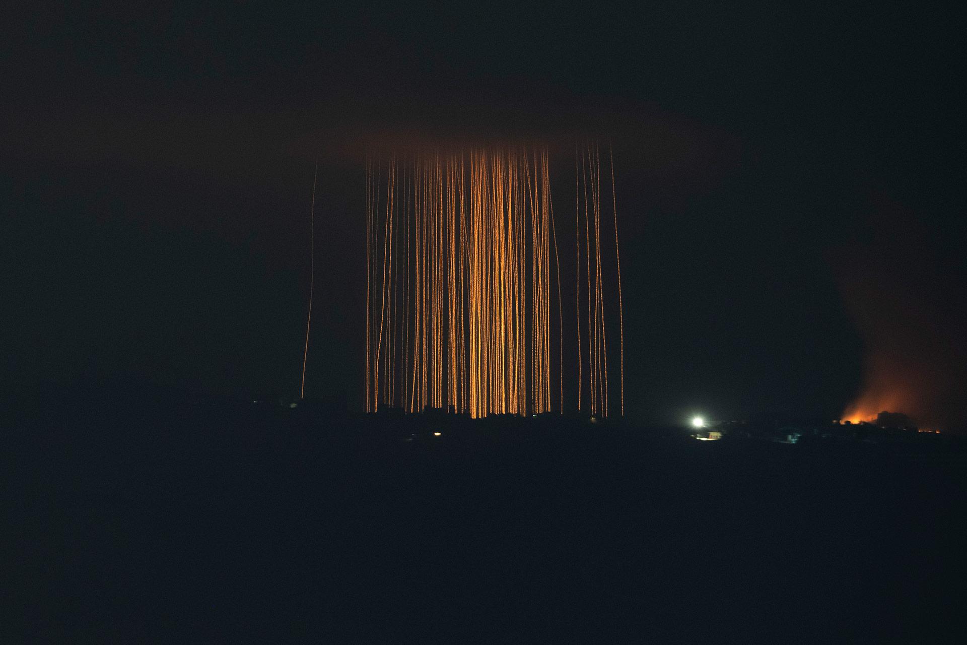 Imagen de larga exposición muestra lo bombardeos israelíes en el sur de Líbano